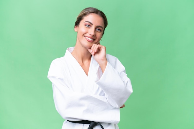 Joven uruguaya haciendo karate sobre un fondo aislado feliz y sonriente