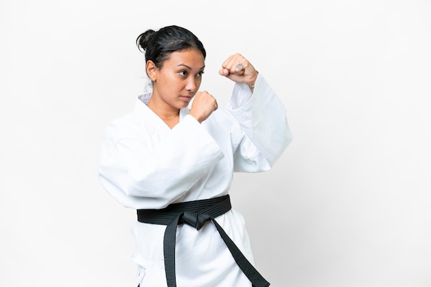 Joven uruguaya sobre fondo blanco aislado haciendo karate