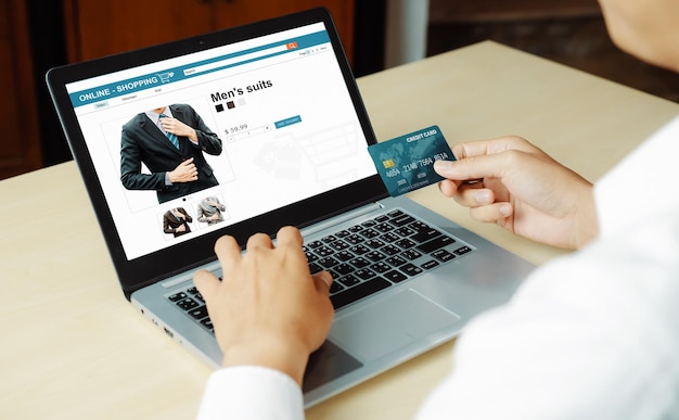 Joven usa tarjeta de crédito para compras en línea