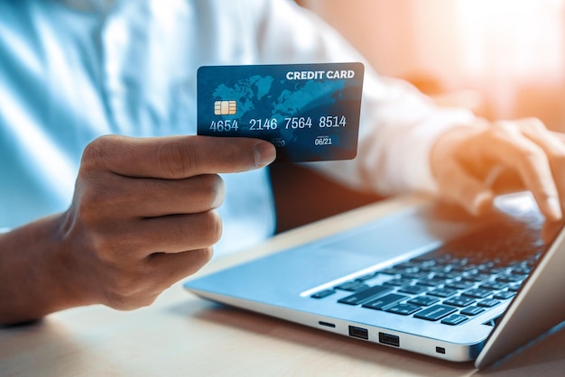 Joven usa tarjeta de crédito para compras en línea
