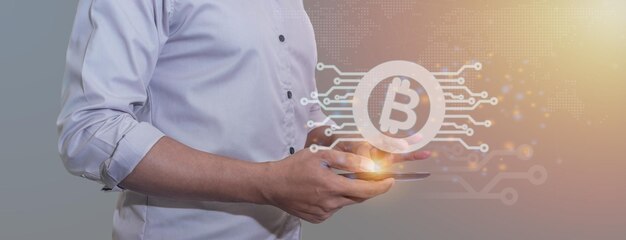 El joven usa el teléfono inteligente y el bitcoin Blockchain y la tecnología de criptomonedas