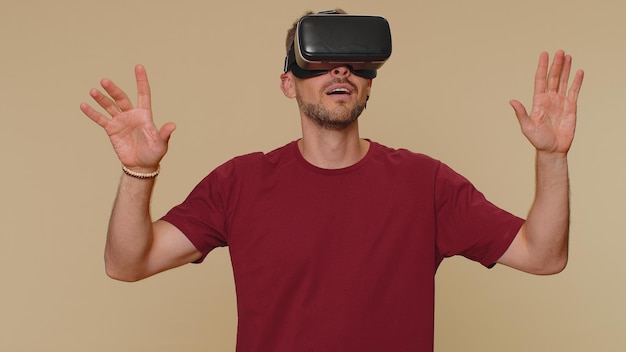 Joven usando una aplicación de casco para jugar a un juego de dibujo de simulación viendo video en realidad virtual en 3D