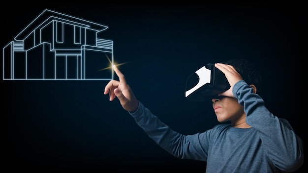 Joven usando casco de realidad virtual con boceto de casa. Inversión inmobiliaria y VR, futuro, concepto de tecnología en línea. fondo oscuro