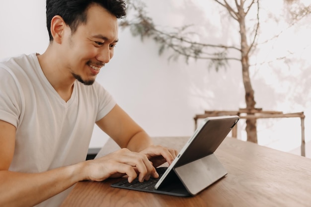 Joven usando una computadora portátil en casa