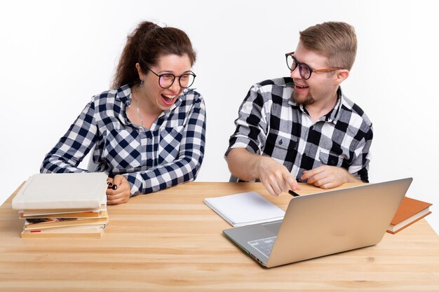 Joven usando una computadora portátil en la mesa