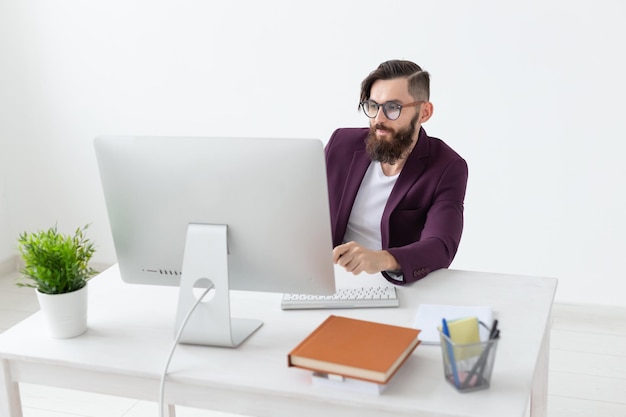 Foto joven usando una computadora portátil en la mesa