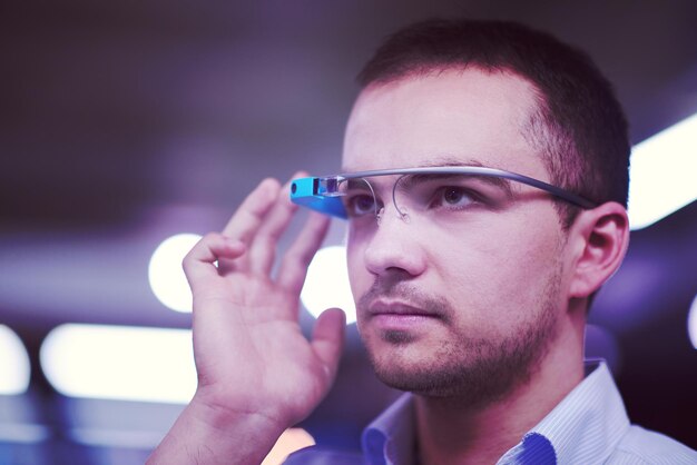 joven usando gafas de tecnología informática de gadget de realidad virtual