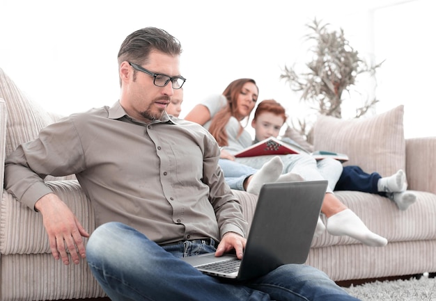 Joven usando laptop en su casa