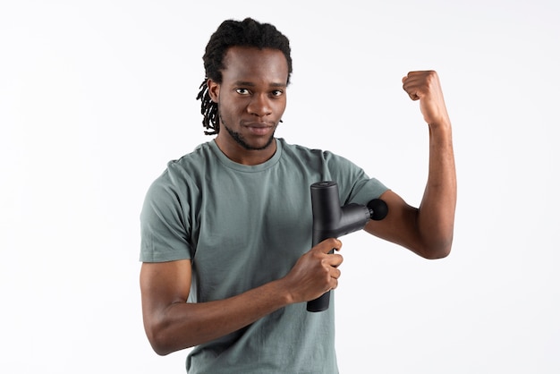 Joven usando pistola de mensajes