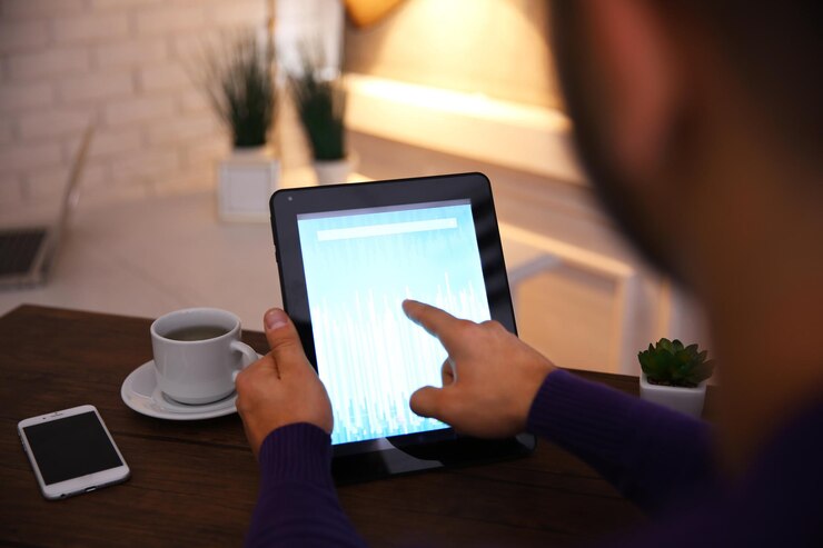 Foto joven usando su tabletpc de cerca
