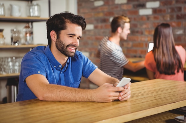 Joven usando su teléfono