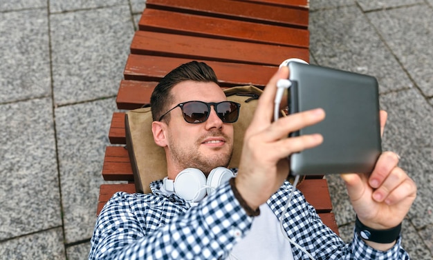 Joven usando tableta al aire libre