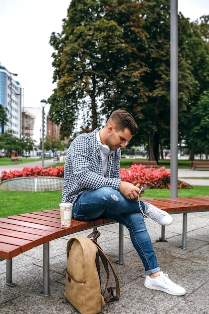 Joven usando tableta al aire libre