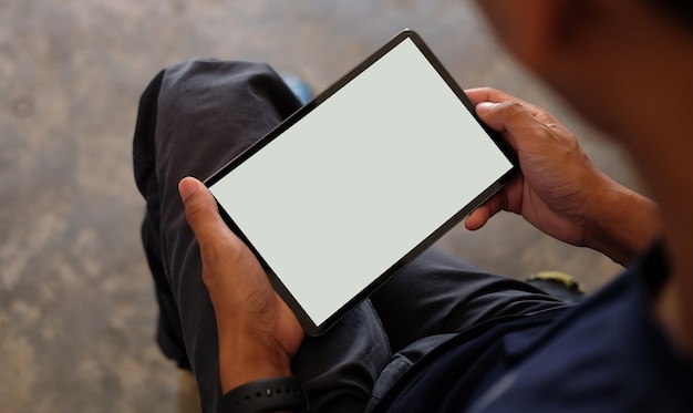 Joven usando tableta digital Pantalla en blanco para su textx9