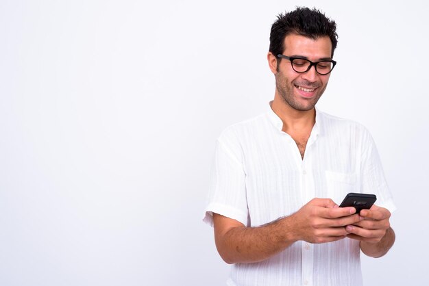 Foto joven usando un teléfono inteligente contra un fondo blanco