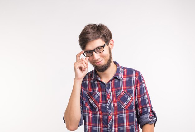 Foto joven usando un teléfono inteligente contra un fondo blanco