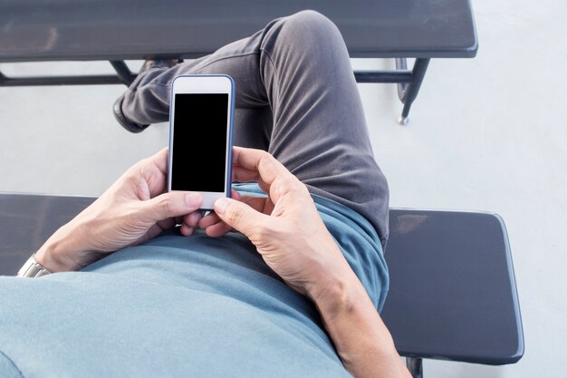 Joven usando un teléfono inteligente