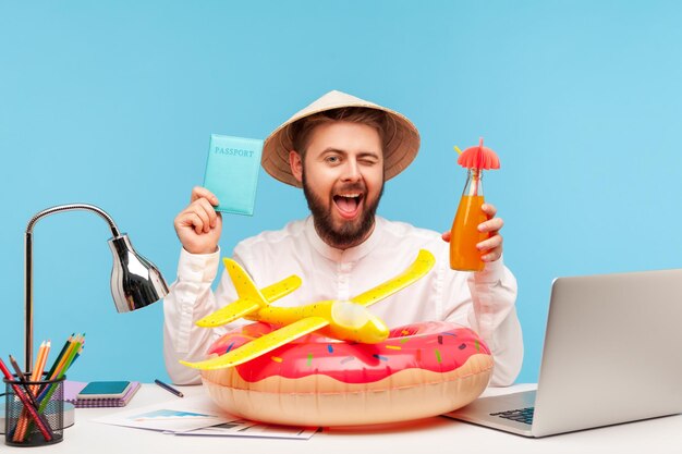 Foto joven usando el teléfono móvil en la mesa