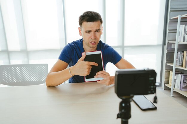 Joven usando el teléfono móvil en la mesa