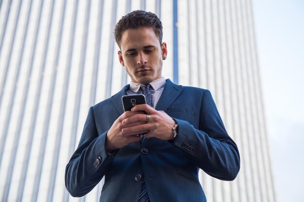 Foto joven usando el teléfono móvil en la oficina