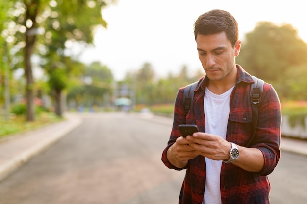 Foto joven usando el teléfono móvil