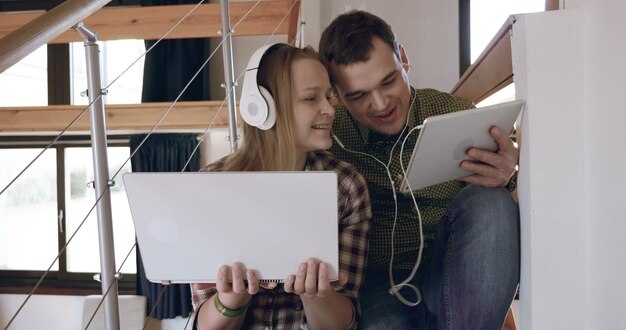 Foto joven usando el teléfono móvil