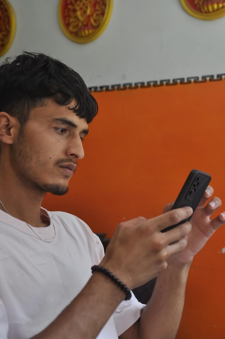 Foto joven usando el teléfono móvil