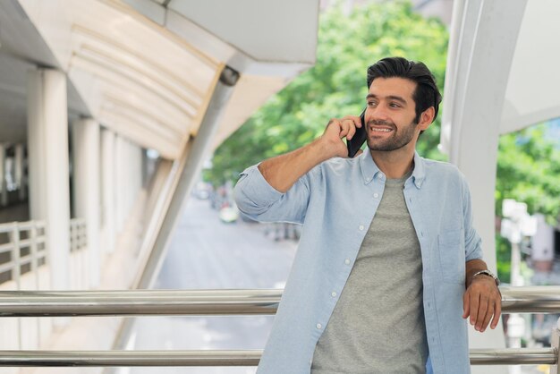 Foto joven usando el teléfono móvil