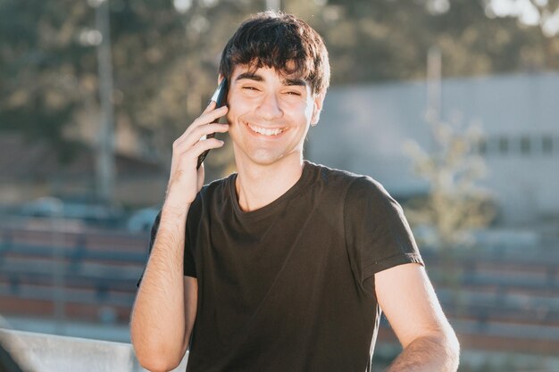 Foto joven usando el teléfono móvil