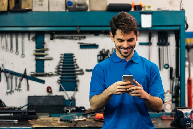 Foto joven usando el teléfono móvil