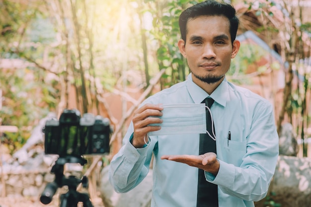 Foto joven usando el teléfono móvil