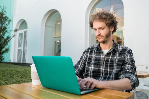 Joven usando el teléfono móvil
