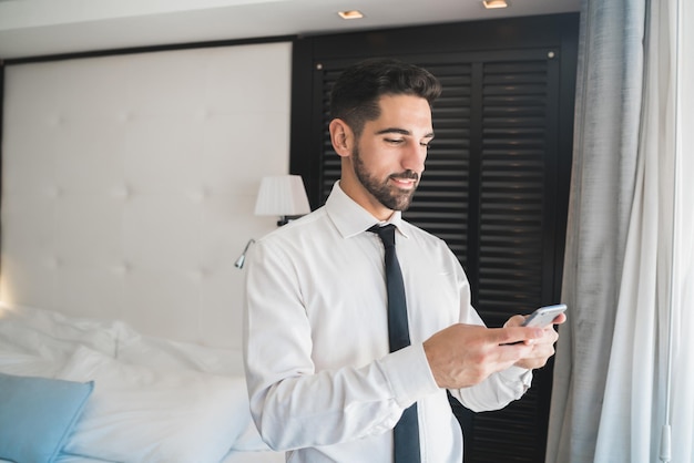 Foto joven usando el teléfono móvil