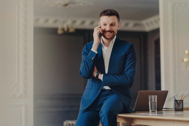 Foto joven usando el teléfono móvil