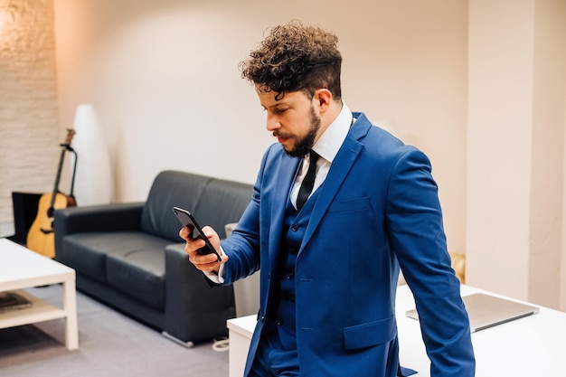 Joven usando el teléfono móvil