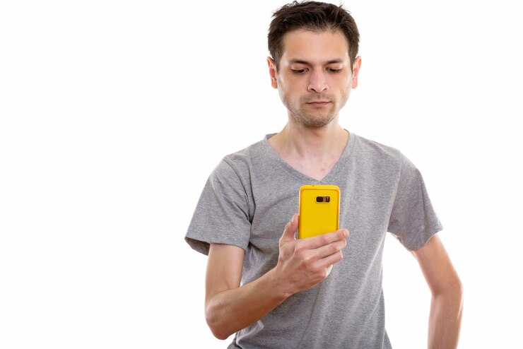 Foto joven usando telefono movil
