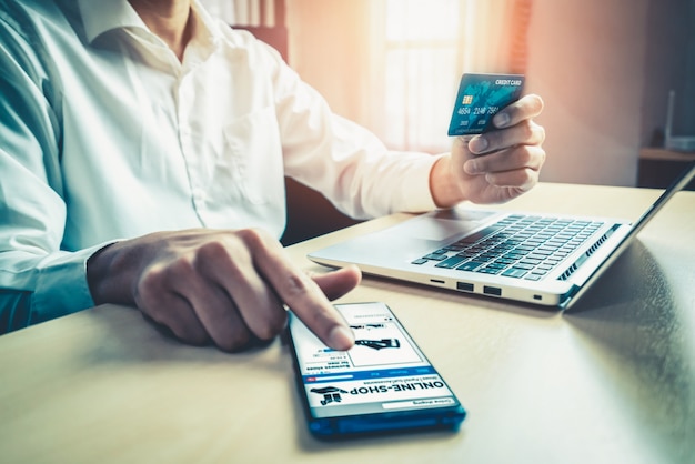 Joven use tarjeta de crédito para compras en línea