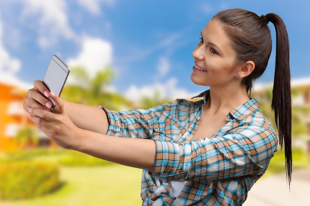 Joven utilizando teléfono inteligente