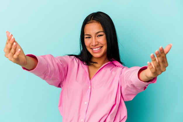 Joven venezolana dándote la bienvenida