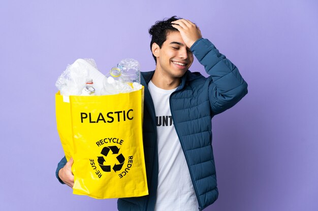 Joven venezolano sosteniendo una bolsa llena de botellas de plástico se ha dado cuenta de algo y tiene la intención de la solución