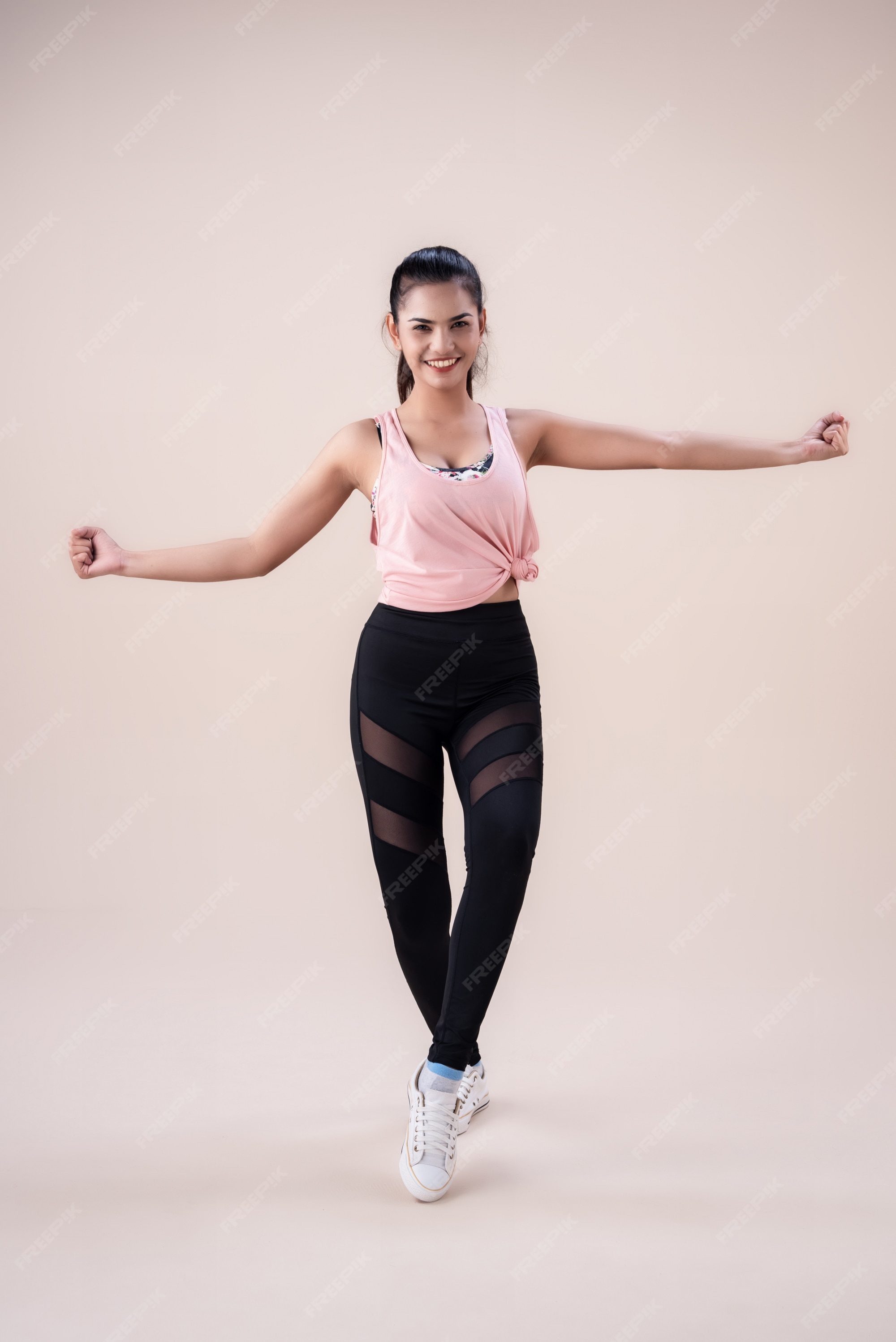 La joven vestida con ropa deportiva, entrenamiento de baile de zumba, patrón básico, el con sonrisa y sentimiento | Foto Premium