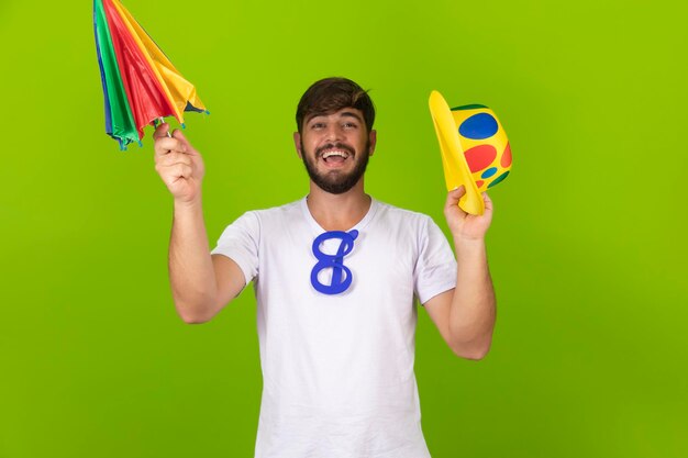 Joven vestido de carnaval con un pequeño y colorido paraguas frevo