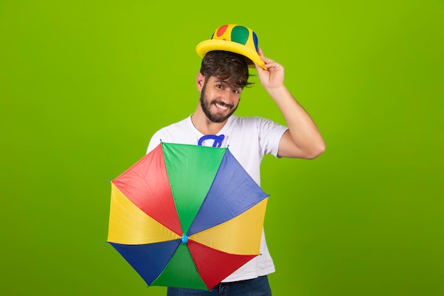 Joven vestido de carnaval con un pequeño y colorido paraguas frevo