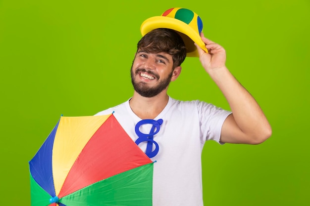 Joven vestido de carnaval con un pequeño y colorido paraguas frevo