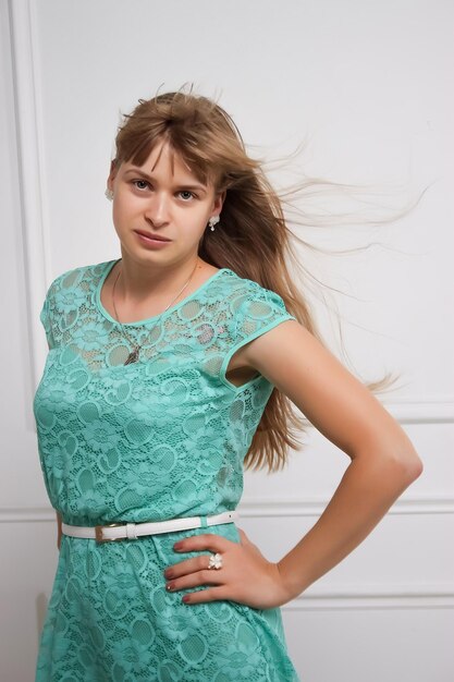 joven con vestido de menta sobre fondo blanco