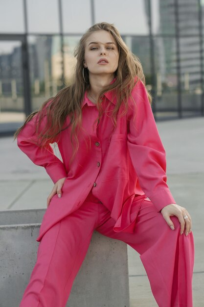 Foto joven con vestido púrpura sentada al aire libre