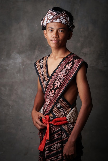 Un joven con un vestido tradicional y un sombrero tradicional.