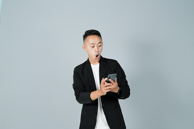 Un joven vestido con un traje negro.