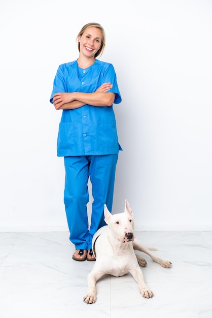 Joven veterinaria inglesa con perro aislado de fondo blanco sonriendo mucho