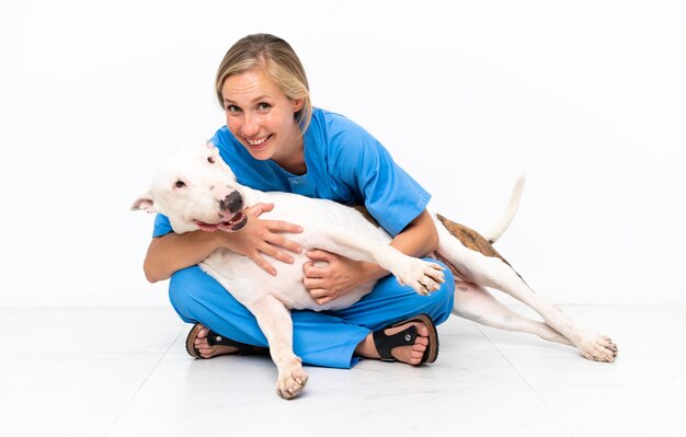 Joven veterinaria inglesa con perro